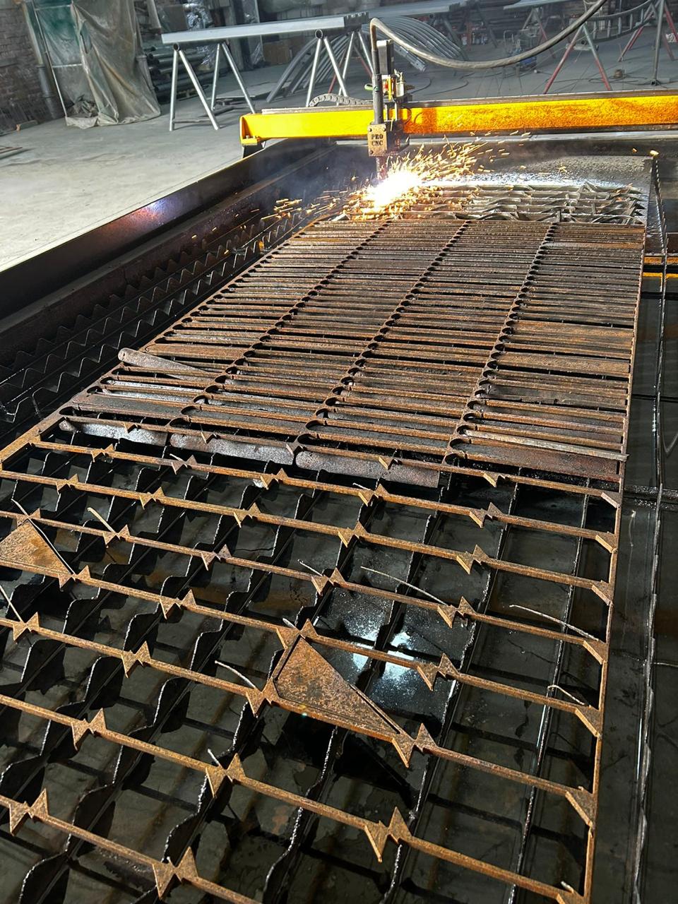 Corte de parrillas en serie con chispas en la mesa CNC