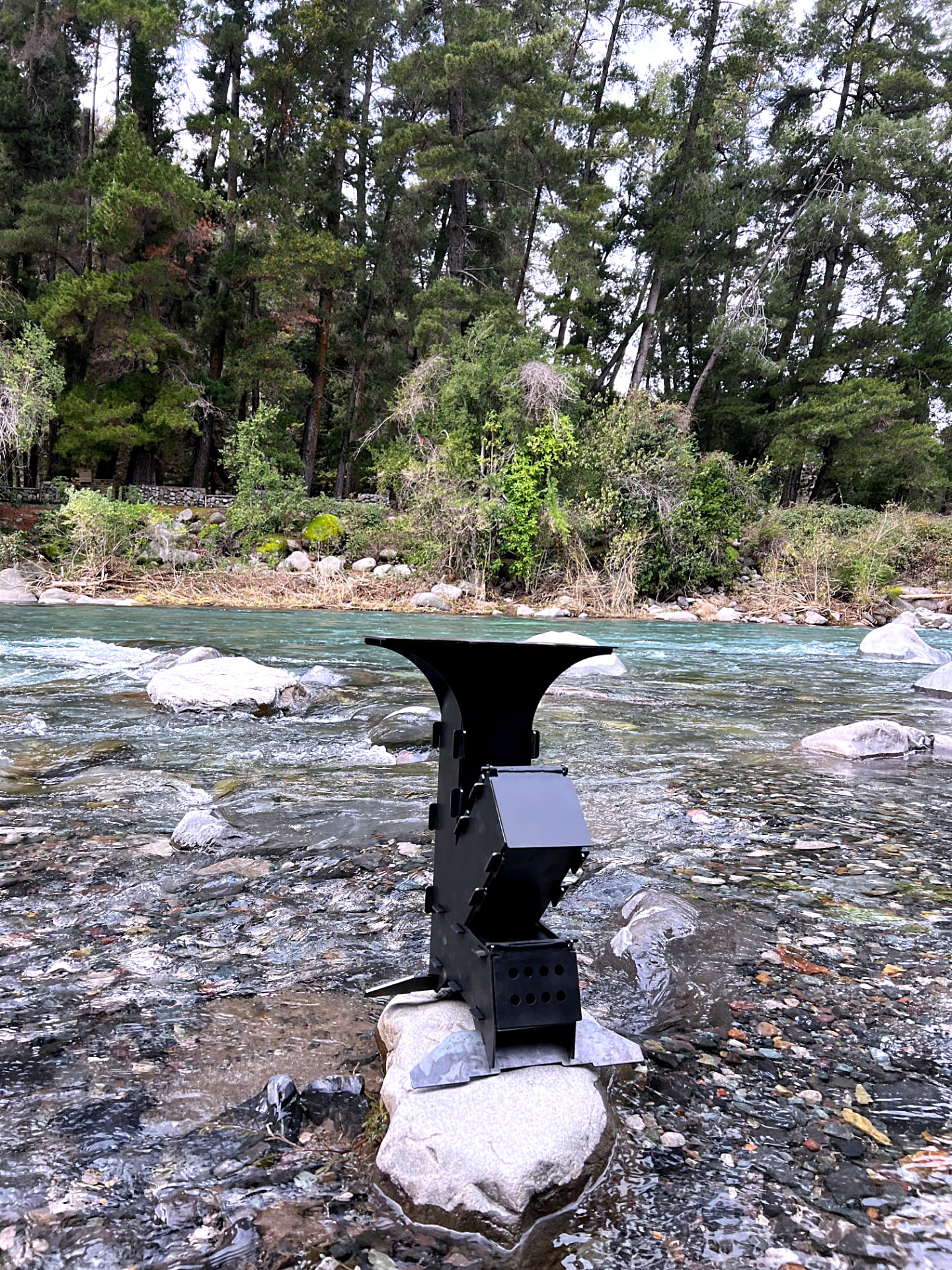 Rocket Modular a la orilla del río entre bosque