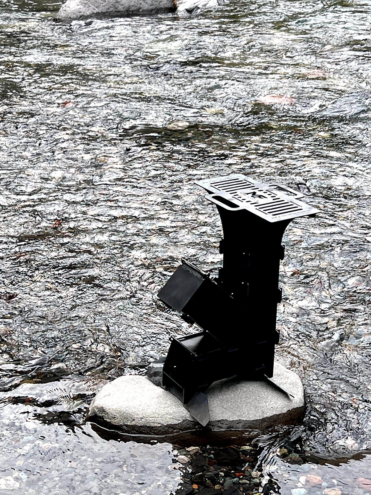 Rocket Modular armado sobre una roca en el río